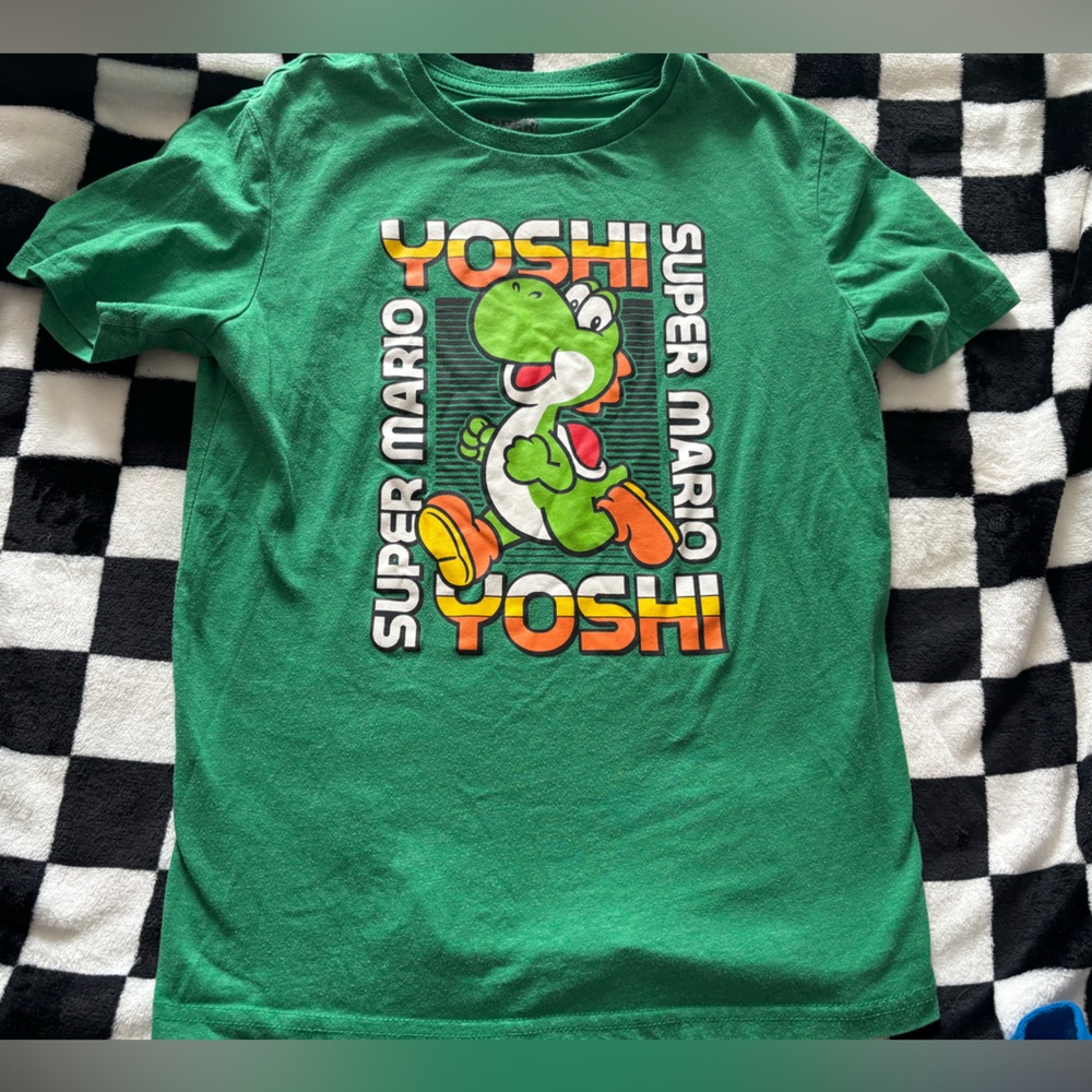 Boys large size 10/12 Nintendo Super Mario yoshi Green Graphic Tee